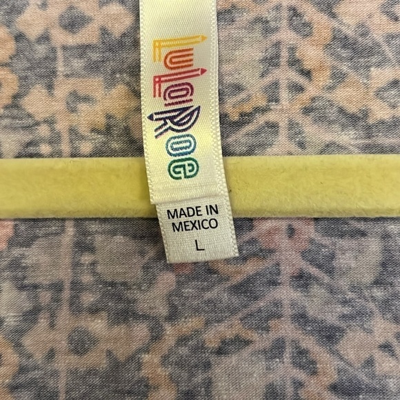LULAROE Classic Tee Faded Look  Multi Color Fishbone Pattern, Size Large, GUC. - Picture 3 of 8